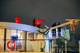 Riviercruiseschip botst tegen Amsterdamsebrug en strandt