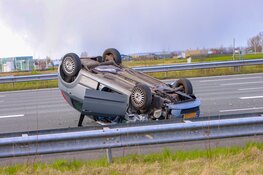Auto vliegt over de kop op A4 bij Schiphol
