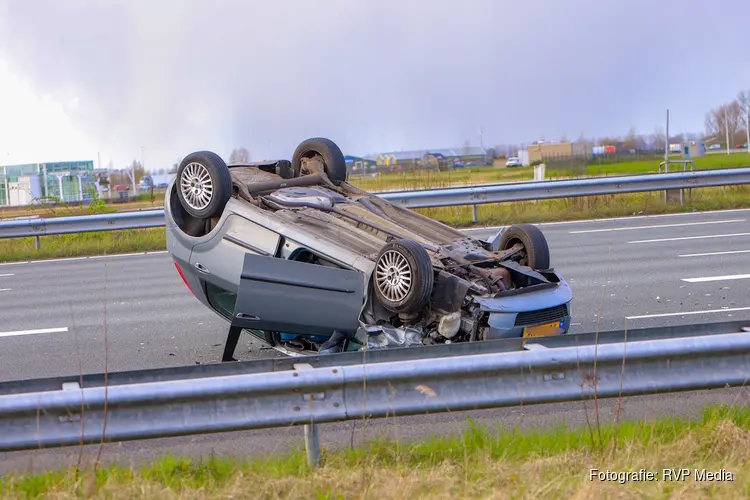Auto vliegt over de kop op A4 bij Schiphol