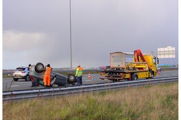 Auto vliegt over de kop op A4 bij Schiphol