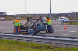 Auto vliegt over de kop op A4 bij Schiphol
