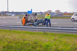 Auto vliegt over de kop op A4 bij Schiphol
