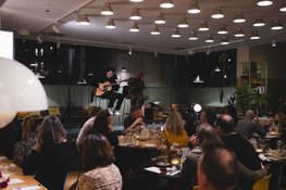 Studententalent op het podium tijdens Open Mic Night in EAST