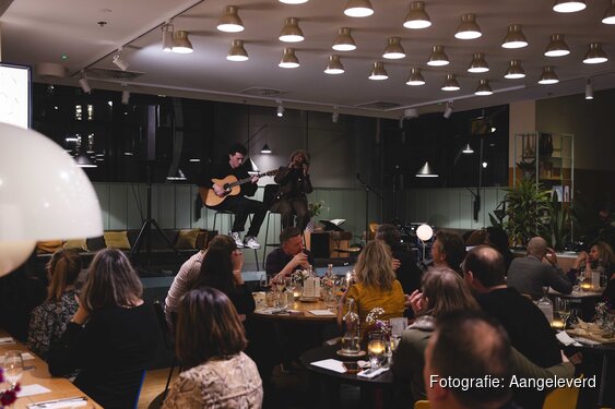 Studententalent op het podium tijdens Open Mic Night in EAST