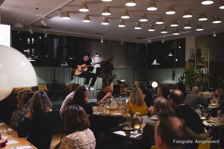 Studententalent op het podium tijdens Open Mic Night in EAST