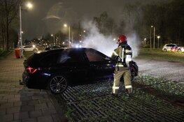 Brandje in auto op parkeerplaats van sportclub