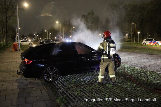 Brandje in auto op parkeerplaats van sportclub