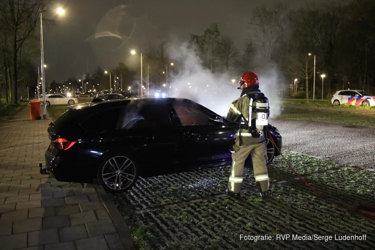 Brandje in auto op parkeerplaats van sportclub