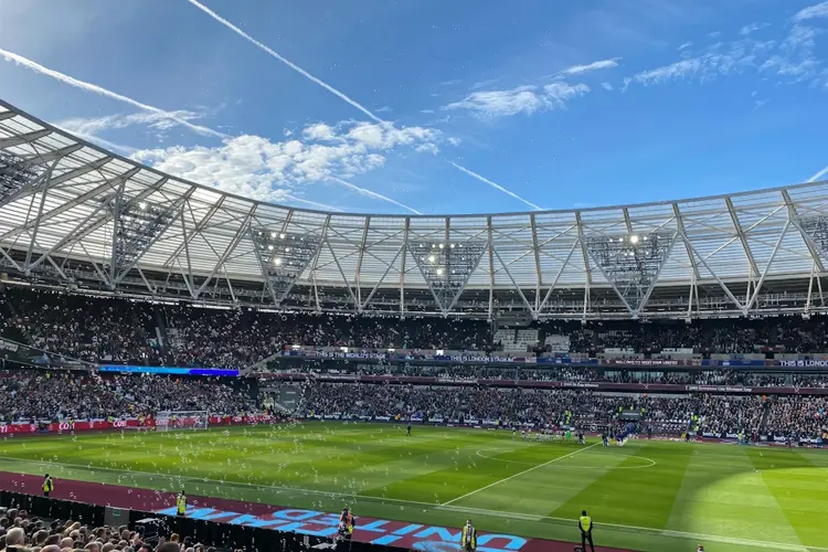 Voetbal April in Nederland: De Belangrijkste Eredivisie Intriges