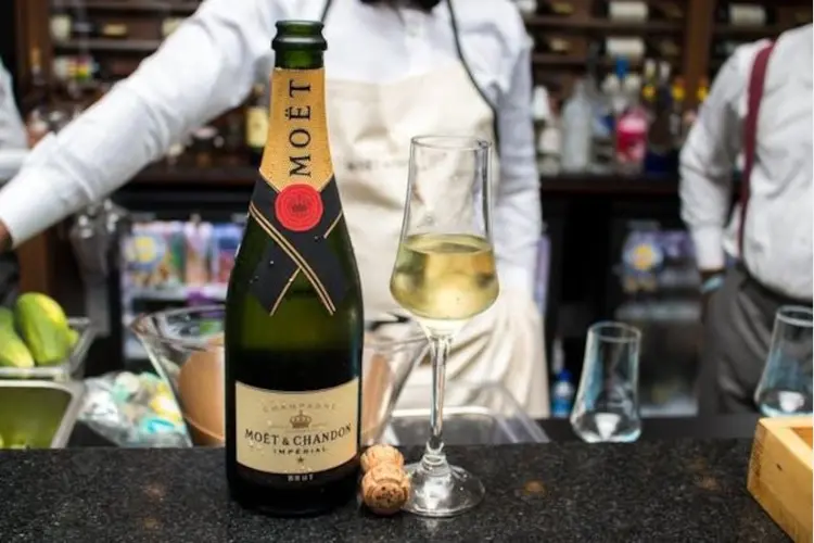 De beste champagnebars in Amsterdam voor een sprankelende avond