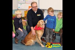 Hond voor de klas op Tijl Uilenspiegelschool in Amsterdam