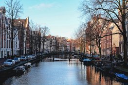 Een AED leasen en op meerdere plekken in Amsterdam hangen: zo maak je de stad hartveiliger