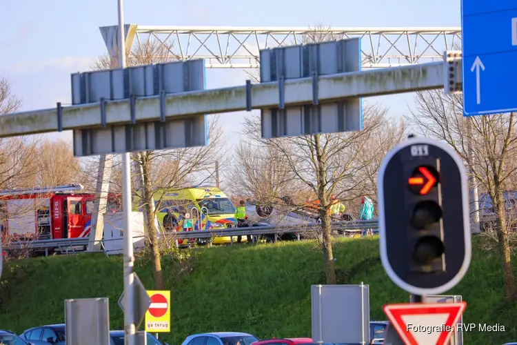 Ongeluk op de A1 bij Diemen: auto belandt op zijn dak