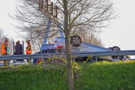 Ongeluk op de A1 bij Diemen: auto belandt op zijn dak