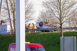 Ongeluk op de A1 bij Diemen: auto belandt op zijn dak
