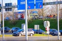 Ongeluk op de A1 bij Diemen: auto belandt op zijn dak
