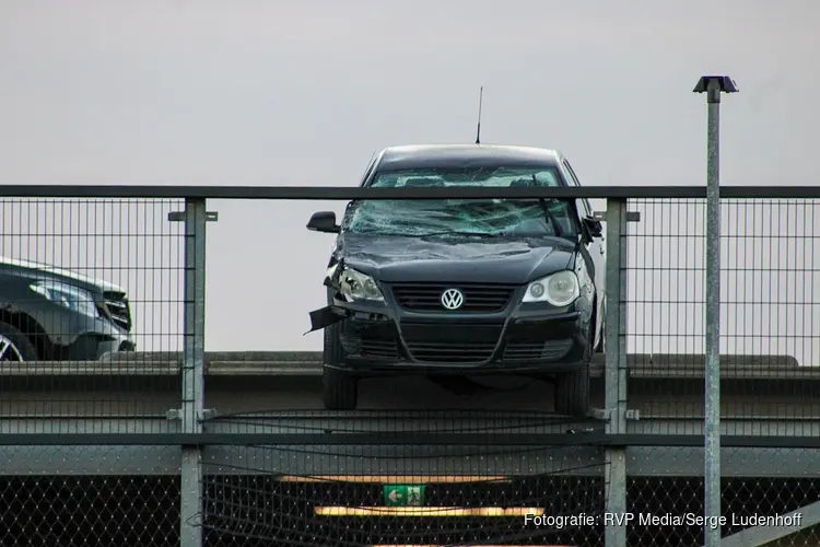 Automobilist rijdt bijna van Amsterdams parkeerdak en blijft meters boven grond hangen achter ijzer buis