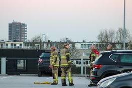Automobilist rijdt bijna van Amsterdams parkeerdak en blijft meters boven grond hangen achter ijzer buis