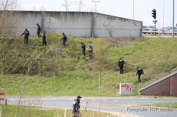 Grote zoekactie door politie langs A1 bij Muiden
