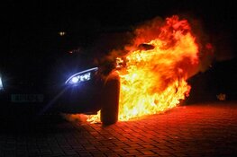 Taxi vat spontaan vlam en raakt verwoest