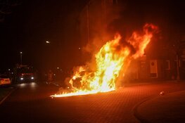 Taxi vat spontaan vlam en raakt verwoest