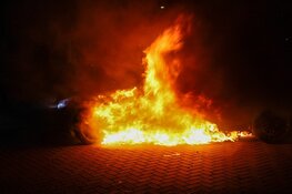 Taxi vat spontaan vlam en raakt verwoest