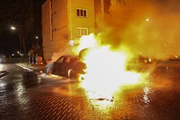 Taxi vat spontaan vlam en raakt verwoest