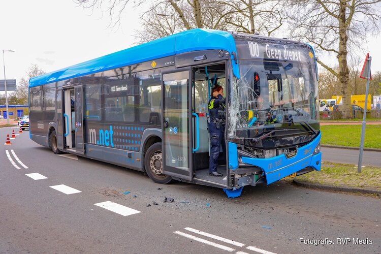 Botsing tussen bussen in Amsterdam, geen gewonden