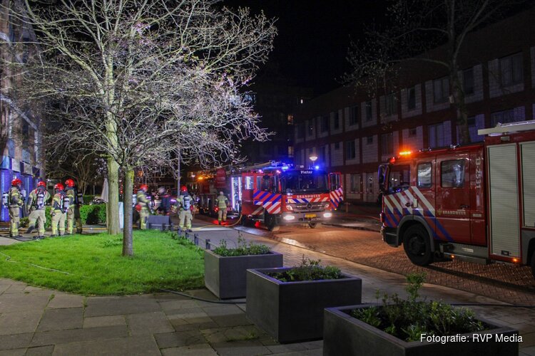 Brand bij toegangsdeur appartementencomplex in Nieuw-West