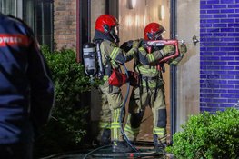Brand bij toegangsdeur appartementencomplex in Nieuw-West
