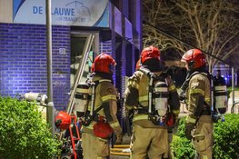 Brand bij toegangsdeur appartementencomplex in Nieuw-West