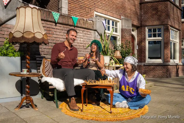 Grootste buurtbeweging van Nederland viert vijfde editie BuurtBankjesdag en roept buurtbewoners in Amsterdam op om de vrolijkste huiskamer op straat te maken