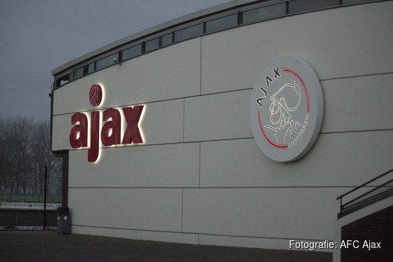 Ajax contracteert Jahyendrow Amour