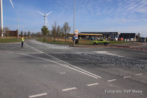 Vrachtwagen verliest lading spoorstenen, meerdere wegen en deel A5 afgesloten in Amsterdam