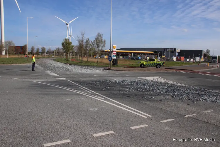 Vrachtwagen verliest lading spoorstenen, meerdere wegen en deel A5 afgesloten in Amsterdam