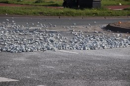Vrachtwagen verliest lading spoorstenen, meerdere wegen en deel A5 afgesloten in Amsterdam