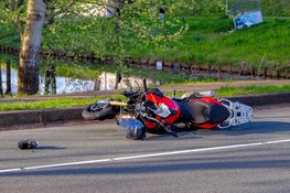 Zware botsing tussen motor en fatbike op Karspeldreef