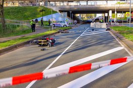 Zware botsing tussen motor en fatbike op Karspeldreef