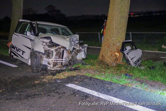Auto ramt boom in Amstelveen, brandweer moet bestuurder bevrijden