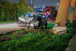Auto ramt boom in Amstelveen, brandweer moet bestuurder bevrijden