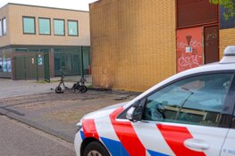 Scooter vliegt in brand tegen elektragebouw