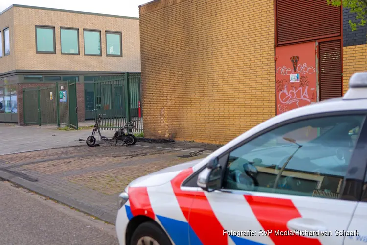 Scooter vliegt in brand tegen elektragebouw