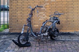 Scooter vliegt in brand tegen elektragebouw