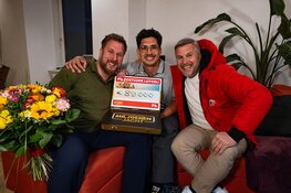 Remon en Francisco uit Amsterdam zondagavond door Winston Gerschtanowitz verrast met 89.000 euro