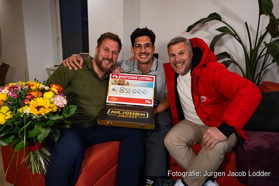 Remon en Francisco uit Amsterdam zondagavond door Winston Gerschtanowitz verrast met 89.000 euro