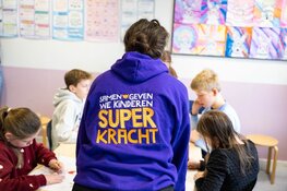 Remon en Francisco uit Amsterdam zondagavond door Winston Gerschtanowitz verrast met 89.000 euro