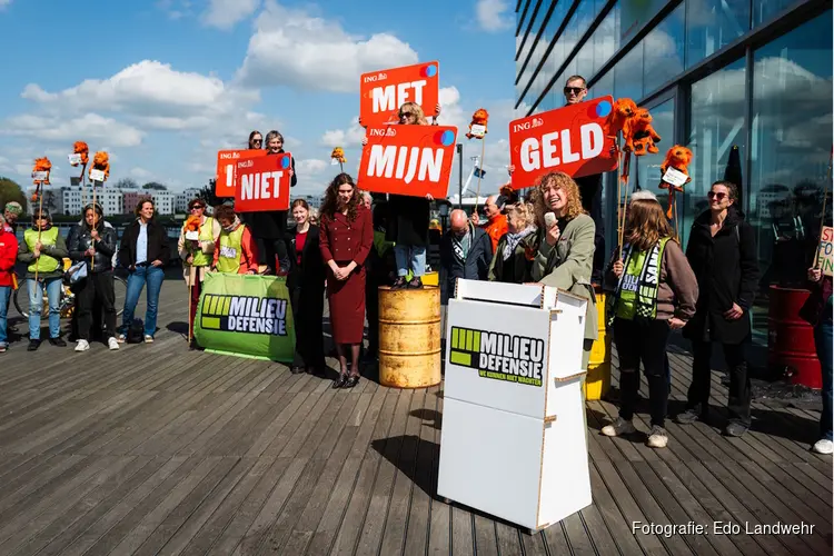 Milieudefensie op olievaten bij aandeelhoudersvergadering ING: ‘Niet met mijn geld!’
