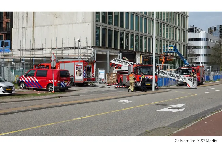 Brand op dak van kantoorpand in aanbouw in Amsterdam