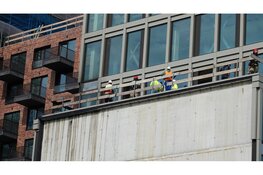 Brand op dak van kantoorpand in aanbouw in Amsterdam