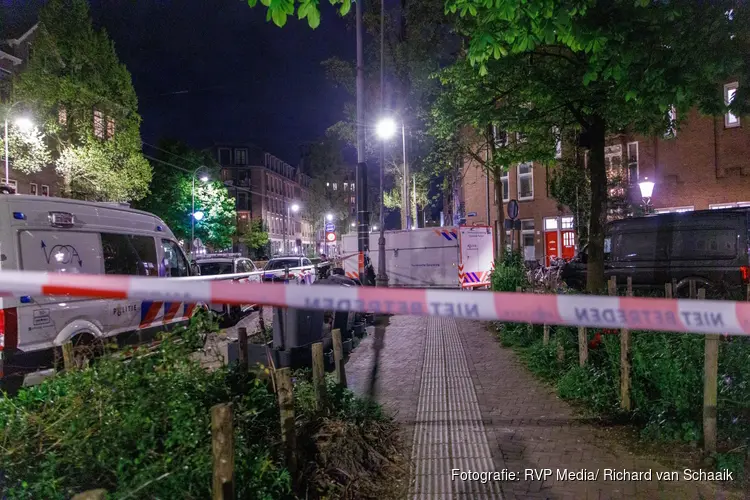 Dode vrouw gevonden in woning Indische Buurt, politie doet onderzoek